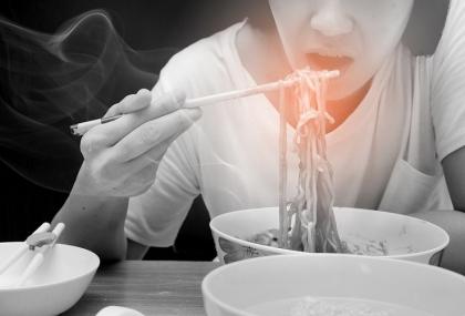 Ăn món cay trước giờ biểu diễn, nữ ca sĩ 24 tuổi vừa hát vừa chảy nước miếng, nấc liên tục: Chuyên gia chỉ ra 6 thực phẩm "giải cay" hiệu quả hơn uống nước- Ảnh 2.