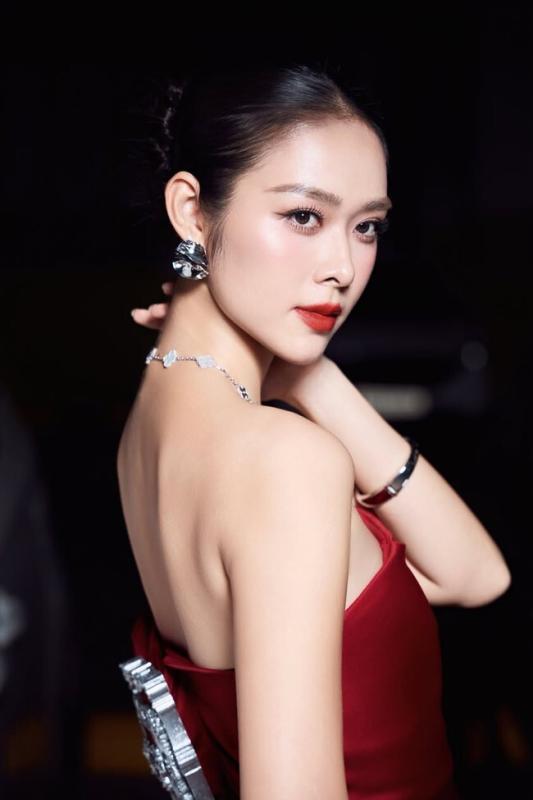 Việt Nam có 1 mỹ nhân chỉ đi bộ cũng hút 70 triệu view, tàn tạ đến mấy vẫn đẹp phát sáng cả khung hình- Ảnh 4. Việt Nam có 1 mỹ nhân chỉ đi bộ cũng hút 70 triệu view, tàn tạ đến mấy vẫn đẹp phát sáng cả khung hình- Ảnh 4.