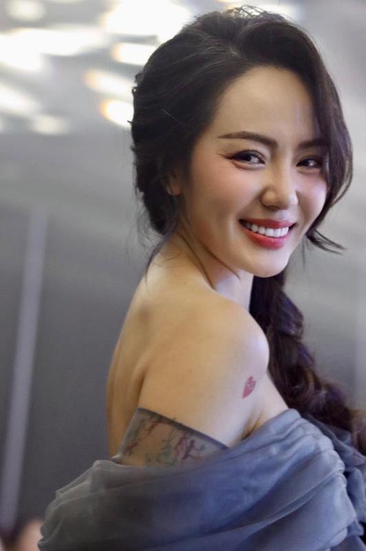 Nữ ca sĩ Việt lộ mảng tóc bạc trắng, nhan sắc ngoài 40 gây sốc- Ảnh 8.