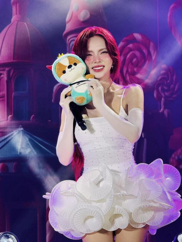 Mỹ nhân Việt là trường hợp lạ lùng của showbiz: Cứ hát là ra hit, khán giả thuộc lòng từng câu nhưng không ai nhớ mặt- Ảnh 6. Mỹ nhân Việt là trường hợp lạ lùng của showbiz: Cứ hát là ra hit, khán giả thuộc lòng từng câu nhưng không ai nhớ mặt- Ảnh 6.