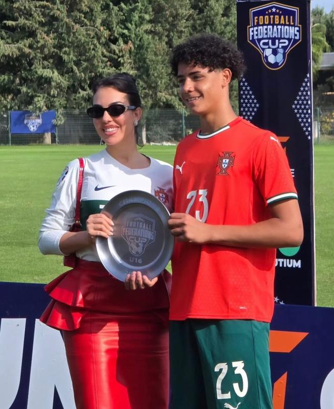 Sóng gió bủa vây Ronaldo ở World Cup, ở nhà Georgina lại âm thầm làm một điều đặc biệt cho con trai riêng của chồng- Ảnh 4. Sóng gió bủa vây Ronaldo ở World Cup, ở nhà Georgina lại âm thầm làm một điều đặc biệt cho con trai riêng của chồng- Ảnh 4.