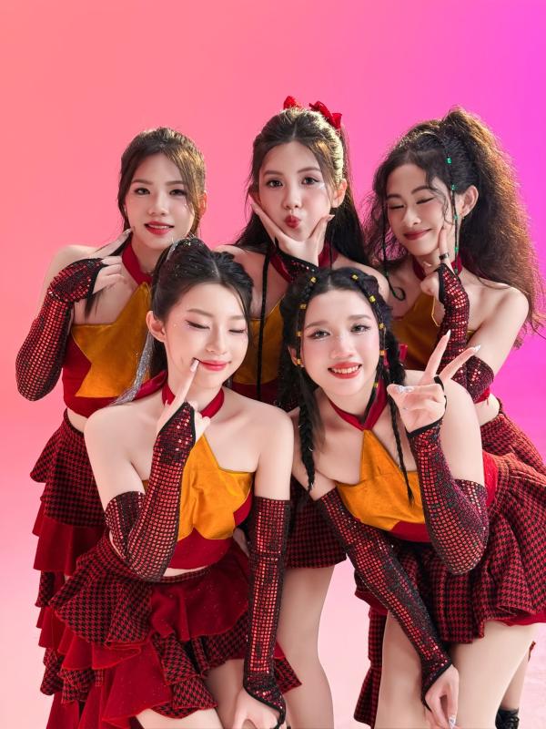 MXH ồn ào vụ nữ ca sĩ Việt 15 tuổi cầu cứu vì bị lạm dụng, công ty quản lý lên tiếng - Ảnh 6.
