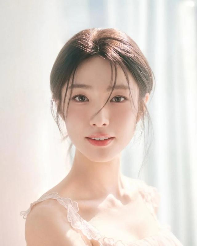 Ngắm mỹ nhân này tưởng được sống 10 cuộc đời khác nhau: Visual đẹp mọi lúc mọi nơi, nhìn 1 cái là yêu luôn- Ảnh 1.