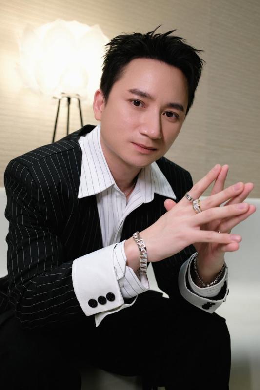 Việt Nam có nghệ sĩ trăm tỷ đổi đời nhờ 1 bản hit “đơn điệu”, cứ chạm tay là ra nhạc nổi cả nước- Ảnh 1.