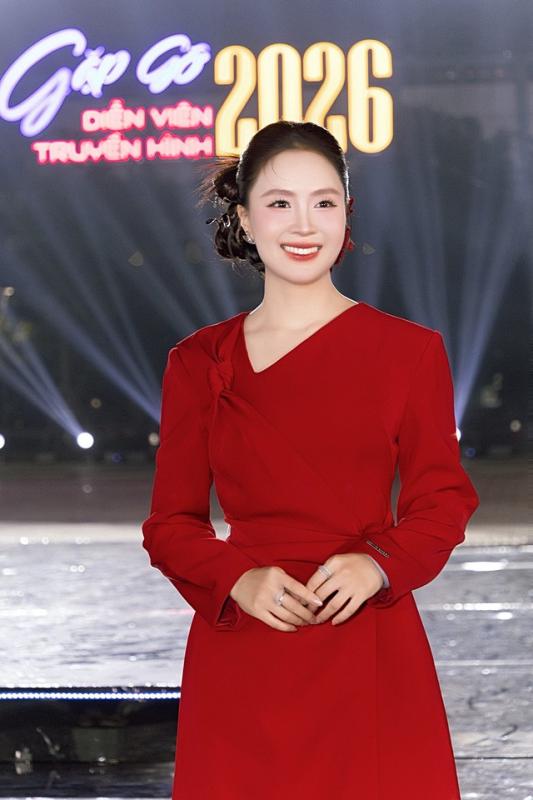 Dù hàng loạt mỹ nữ xuất hiện nhưng "bóng hồng" này vẫn là đỉnh cao nhan sắc phim giờ vàng VTV: Lên phim nào là "rần rần" phim đó- Ảnh 7.