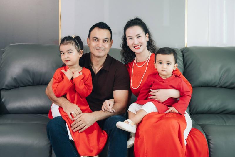 Nữ ca sĩ Việt lấy đại gia Ấn Độ: Khoe con hát thu 120 nghìn tương tác, chồng yêu chiều cho tiền tỷ làm MV  - Ảnh 1.