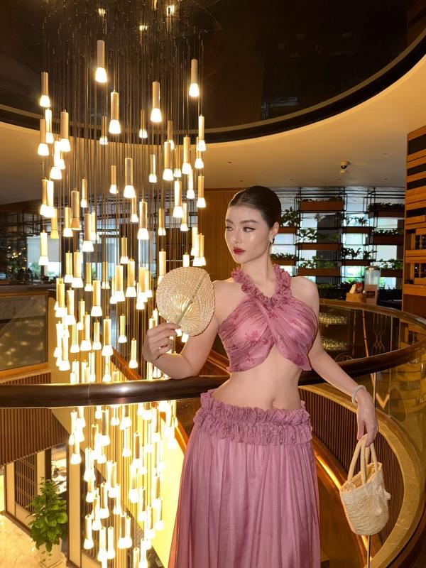 Lona Kiều Loan lộ bụng lùm lùm sau khi bị bắt gặp về chung nhà bác sĩ Chiêm Quốc Thái- Ảnh 3.