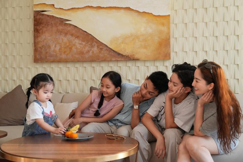 Khánh Thi - Phan Hiển tự bóc trần mối quan hệ "bằng mặt không bằng lòng" trong gia đình- Ảnh 4. Khánh Thi - Phan Hiển tự bóc trần mối quan hệ "bằng mặt không bằng lòng" trong gia đình- Ảnh 4.