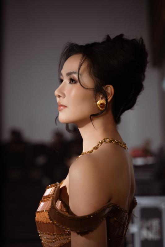Nữ ca sĩ Việt lấy đại gia Ấn Độ: Khoe con hát thu 120 nghìn tương tác, chồng yêu chiều cho tiền tỷ làm MV  - Ảnh 10.