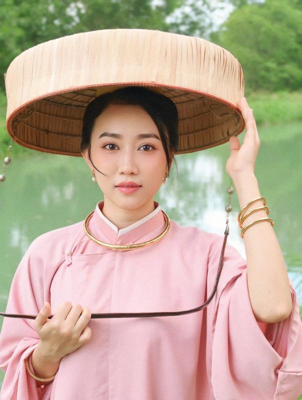 "Mợ Hai" đang hot nhất màn ảnh Việt: Nổi tiếng sau 1 đêm nhờ Sơn Tùng , từng hẹn hò cầu thủ Tiến Linh- Ảnh 1. "Mợ Hai" đang hot nhất màn ảnh Việt: Nổi tiếng sau 1 đêm nhờ Sơn Tùng , từng hẹn hò cầu thủ Tiến Linh- Ảnh 1.