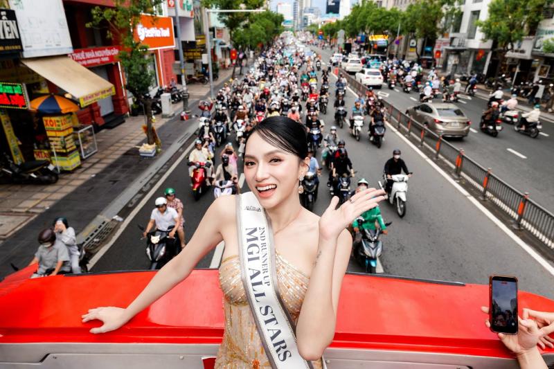 Sở Văn hóa và Thể thao TP.HCM lên tiếng về vụ Hương Giang diễu hành trên xe buýt 2 tầng- Ảnh 1. Sở Văn hóa và Thể thao TP.HCM lên tiếng về vụ Hương Giang diễu hành trên xe buýt 2 tầng- Ảnh 1.