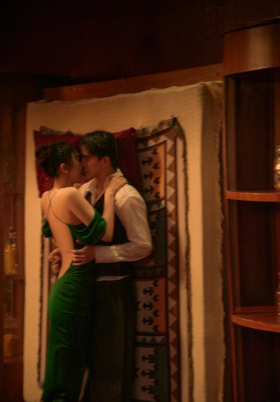 Trần Ngọc Vàng bị soi "bàn tay hư" khi chụp ảnh cùng Tóc Tiên, chỉ những người có tình ý mới thế- Ảnh 4.