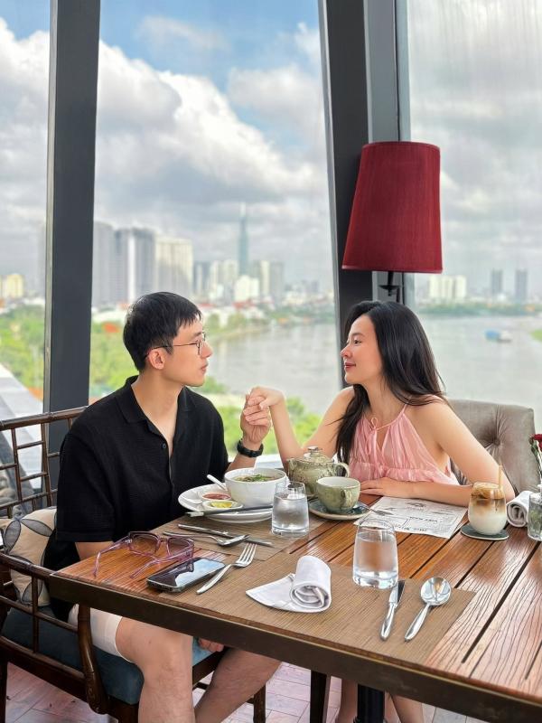 Midu mặc váy rộng thùng thình bên chồng thiếu gia, thay đổi 1 thứ giống mẹ bỉm- Ảnh 1.