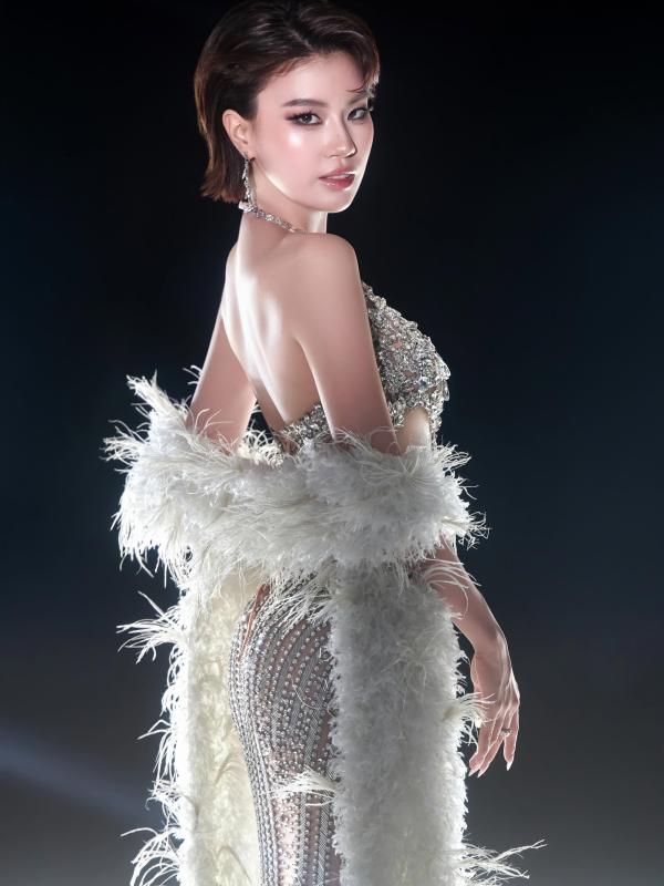 Mỹ nhân Việt trăm tỷ "ế show" phải đi thi Hoa hậu, sắc vóc lột xác đến mức nhận không ra - Ảnh 2.
