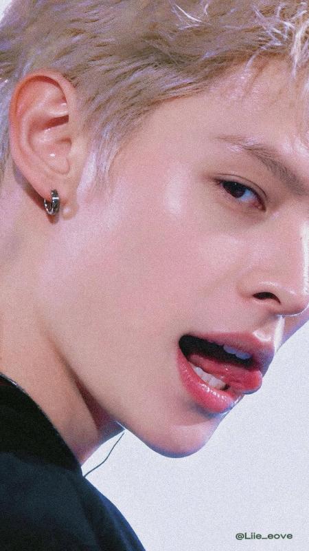 Nam ca sĩ đẹp trai đến mức đổi màu tóc 10 triệu người chao đảo, nổi tiếng cả thành phố chào đón về nhà - Ảnh 1.