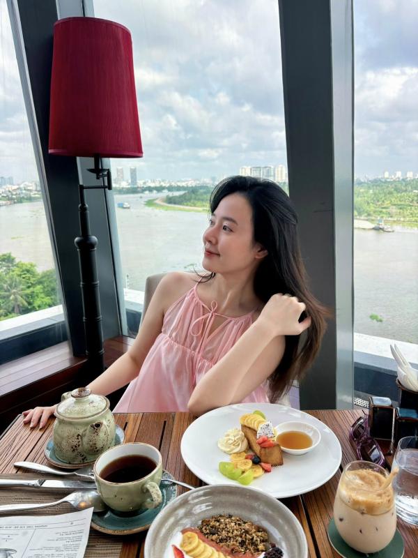 Midu mặc váy rộng thùng thình bên chồng thiếu gia, thay đổi 1 thứ giống mẹ bỉm- Ảnh 2.