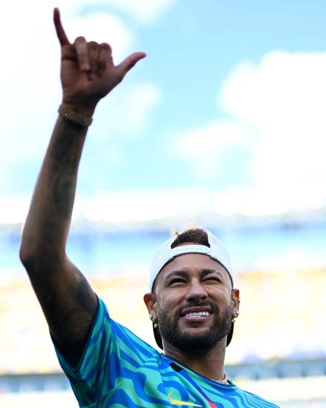 Neymar bị chỉ trích vì đeo vàng, đội mũ ngược  - Ảnh 1.