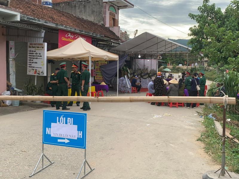 Người thân khóc nghẹn trong tang lễ Thượng úy Lê Văn Thắng (Sao Nhập Ngũ) tại Nghệ An- Ảnh 5.