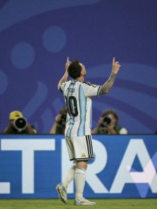 Những con số thiên tài: Messi lập hat-trick, chạm đỉnh cao 16 bàn lịch sử, xô đổ kỷ lục của các huyền thoại