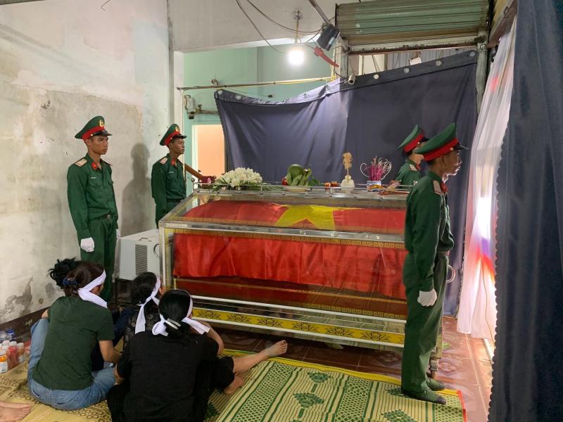 Người thân khóc nghẹn trong tang lễ Thượng úy Lê Văn Thắng (Sao Nhập Ngũ) tại Nghệ An- Ảnh 2.