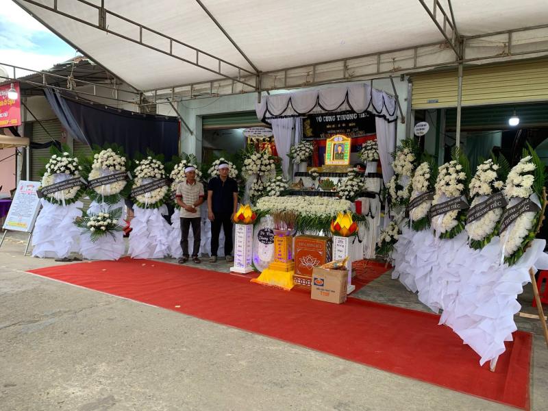 Người thân khóc nghẹn trong tang lễ Thượng úy Lê Văn Thắng (Sao Nhập Ngũ) tại Nghệ An- Ảnh 1.