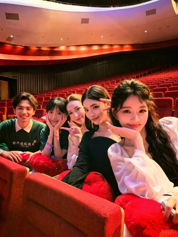 Để mặt mộc đi thảm đỏ vẫn đẹp phát sáng, showbiz có đúng 1 người: Nhan sắc hiếm có đáng giá ngàn vàng- Ảnh 7.