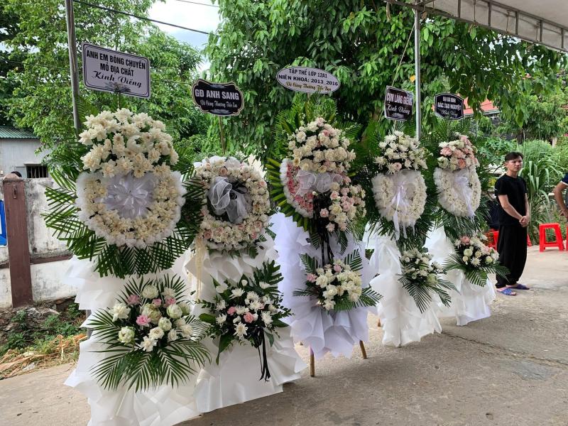 Người thân khóc nghẹn trong tang lễ Thượng úy Lê Văn Thắng (Sao Nhập Ngũ) tại Nghệ An- Ảnh 4.
