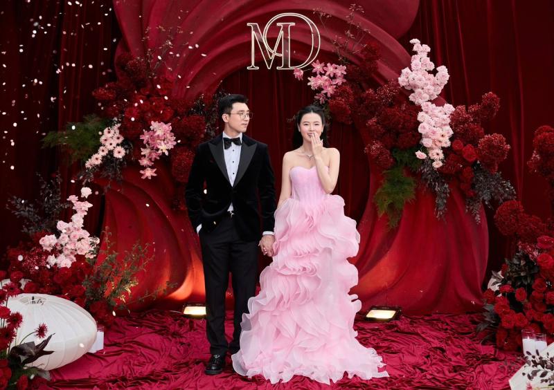 Midu và chồng thiếu gia "đám cưới lần nữa": Minh Đạt quá bảnh ôm hôn vợ liên tục, Jun Vũ và dàn sao góp vui- Ảnh 2.
