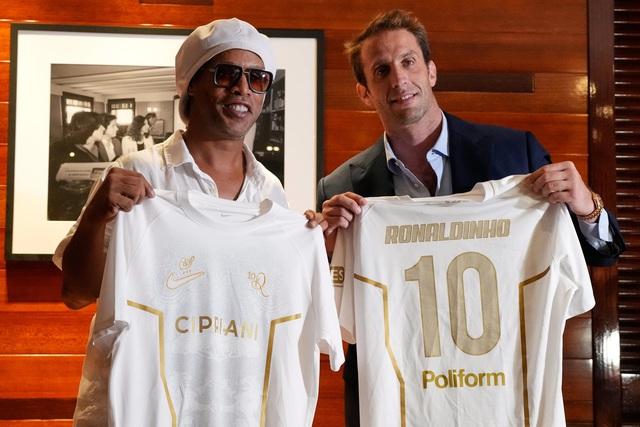 Ngã rẽ không thể ngờ của huyền thoại Brazil: Ronaldo "béo" ôm mộng quyền lực, Ronaldinho bất ngờ tái xuất ở tuổi 46- Ảnh 1.