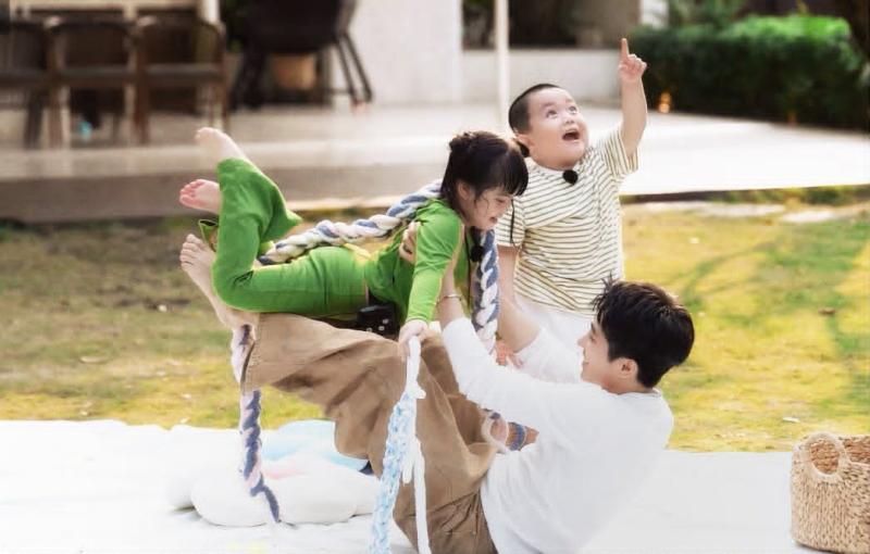 Việt Nam có ca sĩ đẹp trai chưa debut đã nổi tiếng cả nước, chăm trẻ chuyên nghiệp nhìn muốn cưới ngay!- Ảnh 3.