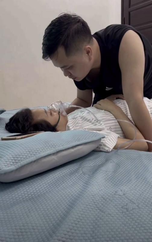 Chồng tháo mặt nạ oxy để hôn vợ lần cuối đăng tâm thư nghẹn lòng: Người vợ qua đời đã 1 tuần vì bệnh ung thư hạch- Ảnh 2. Chồng tháo mặt nạ oxy để hôn vợ lần cuối đăng tâm thư nghẹn lòng: Người vợ qua đời đã 1 tuần vì bệnh ung thư hạch- Ảnh 2.