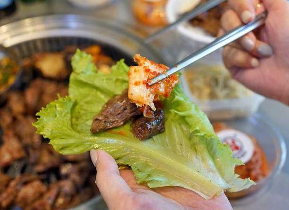 Ăn thịt nướng cuốn xà lách, bé trai 6 tuổi nổi đầy vết bầm tím "bất thường" - Ảnh 3.