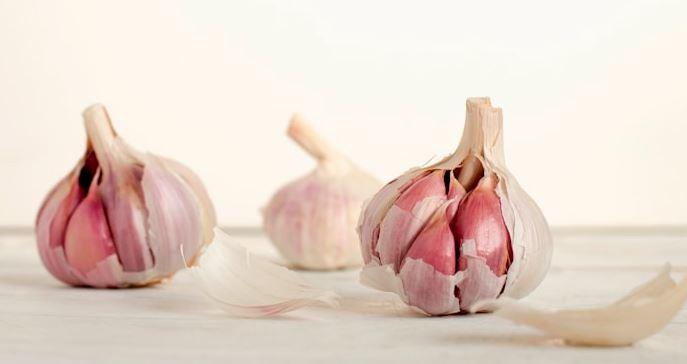 Ăn tỏi mỗi sáng khi bụng đói, người đàn ông 58 tuổi nhận cái kết "không thể ngờ" - Ảnh 1.