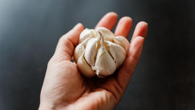 Ăn tỏi sống mỗi ngày để "chống ung thư", người đàn ông 63 tuổi nhận kết quả bất ngờ sau 6 tháng - Ảnh 1.