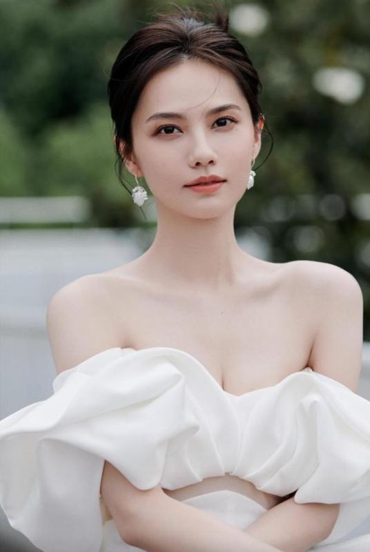 Nhìn dung nhan này mới hiểu “phong tình vạn chủng” là gì: Vừa lả lơi vừa sang chảnh, ngũ quan hoàn hảo không tỳ vết- Ảnh 12. Nhìn dung nhan này mới hiểu “phong tình vạn chủng” là gì: Vừa lả lơi vừa sang chảnh, ngũ quan hoàn hảo không tỳ vết- Ảnh 12.