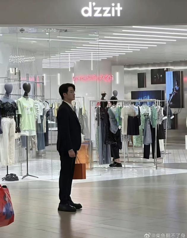 Xuất hiện tổng tài đi giày độn khiến dân tình chê tơi tả, đứng cạnh nữ chính mà như bé trai tập làm người lớn- Ảnh 6.