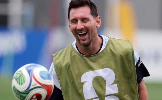 Cơn sốt Messi tại World Cup 2026: Tin đồn bố qua đời gây chấn động, 500kg thịt mang sang Mỹ, fan đạp xe 9 tháng chỉ để gặp idol - Ảnh 4.