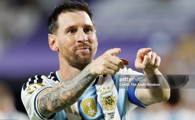 Messi tuyên bố chỉ so sánh bản thân với một người duy nhất, không phải Ronaldo hay cầu thủ bóng đá nào khác- Ảnh 1.