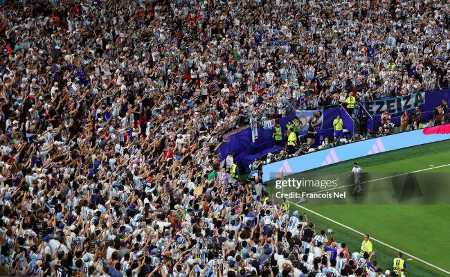 Cơn sốt Messi tại World Cup 2026: Tin đồn bố qua đời gây chấn động, 500kg thịt mang sang Mỹ, fan đạp xe 9 tháng chỉ để gặp idol - Ảnh 6.