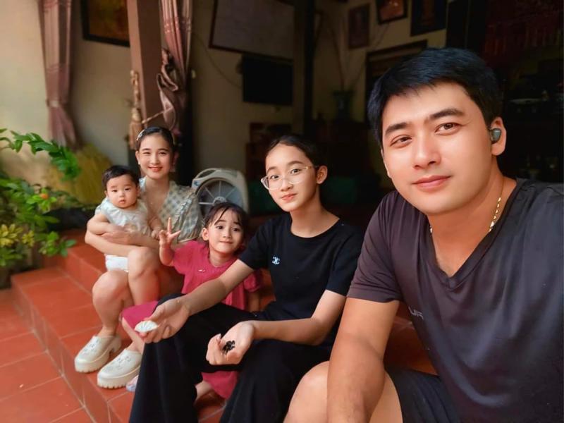 Mỹ nam Việt duy nhất cả đời đóng 30 vai công an: Bỏ phố về quê nuôi cá trồng rau, cưới vợ đẹp kém 11 tuổi- Ảnh 6. Mỹ nam Việt duy nhất cả đời đóng 30 vai công an: Bỏ phố về quê nuôi cá trồng rau, cưới vợ đẹp kém 11 tuổi- Ảnh 6.