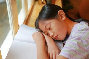 Bé gái 12 tuổi chẳng làm gì cũng mệt rã rời, mẹ cho đi khám mới phát hiện tất cả các cơ quan đều thiếu 1 thứ…