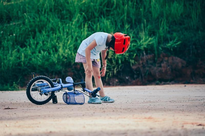 Bé gái 12 tuổi mắc "hội chứng người hóa đá hiếm gặp", bố mẹ ngỡ ngàng khi bác sĩ nhắc tới cú ngã xe đạp 2 năm trước - Ảnh 1.