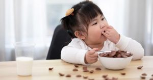 Bé gái 8 tuổi đã khổ sở vì gan nhiễm mỡ, bác sĩ tức giận: Đừng khen con thế này nữa!