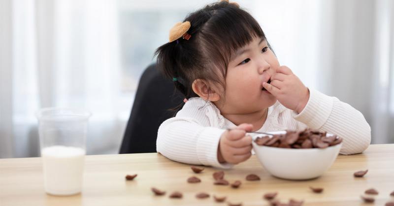 Bé gái 8 tuổi đã khổ sở vì gan nhiễm mỡ, bác sĩ tức giận: Đừng khen con thế này nữa! - Ảnh 1.
