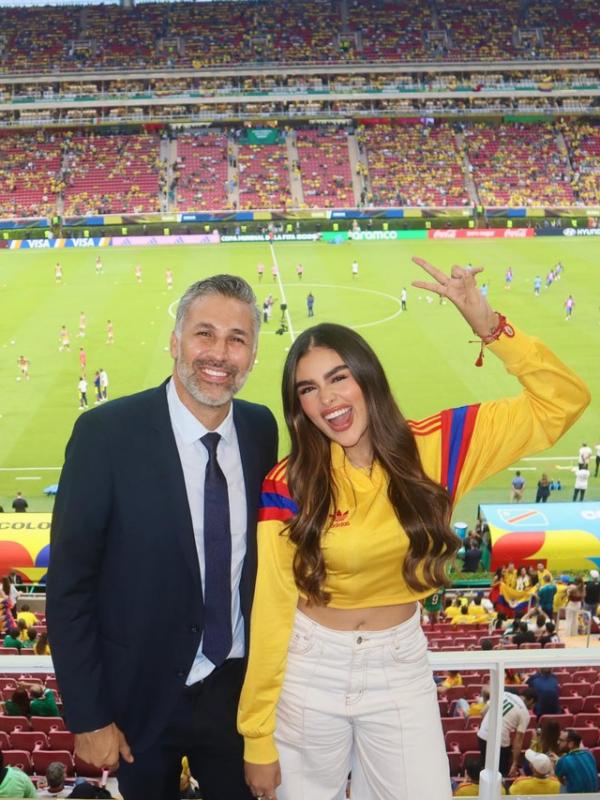 Cô gái bất ngờ hot rần rần ở World Cup, bị nghi là "bạn gái trẻ" của huyền thoại Colombia, sự thật được hé lộ- Ảnh 1.