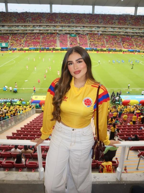 Cô gái bất ngờ hot rần rần ở World Cup, bị nghi là "bạn gái trẻ" của huyền thoại Colombia, sự thật được hé lộ- Ảnh 2.