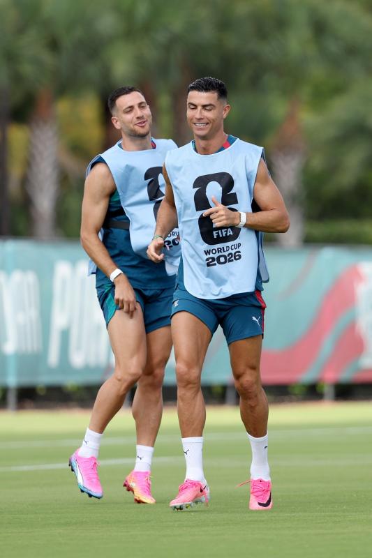 Sao MU "dằn mặt" anti-fan: Ronaldo vĩ đại nhất lịch sử, cần gì World Cup để chứng minh!- Ảnh 1. Sao MU "dằn mặt" anti-fan: Ronaldo vĩ đại nhất lịch sử, cần gì World Cup để chứng minh!- Ảnh 1.