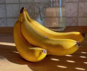 Cụ ông ngừng tim, suýt mất mạng sau khi ăn chuối