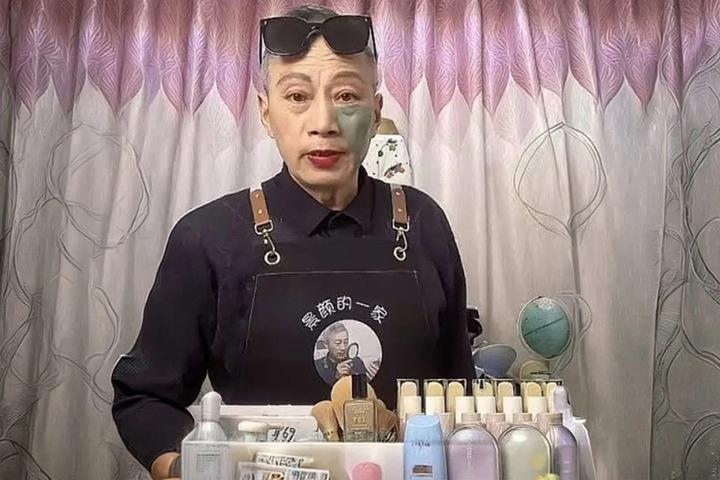 Kiếm tiền giúp cháu chữa bệnh, ông ngoại 75 tuổi trở thành streamer làm đẹp- Ảnh 1.