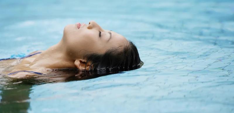 Đi bơi mùa hè mà lười làm 3 việc này: Tóc không chỉ xơ xác như rơm mà còn biến màu kinh dị- Ảnh 1.